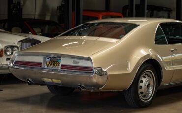 Oldsmobile-Toronado-Deluxe-1966-2-Door-Hardtop-24