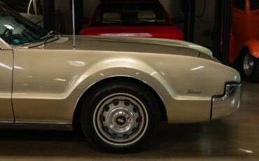 Oldsmobile-Toronado-Deluxe-1966-2-Door-Hardtop-3
