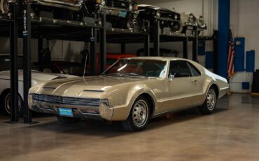 Oldsmobile-Toronado-Deluxe-1966-2-Door-Hardtop