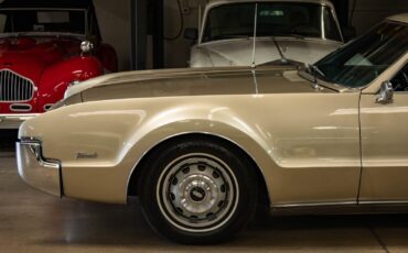 Oldsmobile-Toronado-Deluxe-1966-2-Door-Hardtop-4