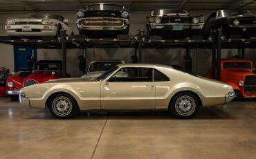 Oldsmobile-Toronado-Deluxe-1966-2-Door-Hardtop-5