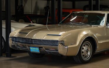Oldsmobile-Toronado-Deluxe-1966-2-Door-Hardtop-7