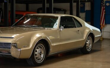 Oldsmobile-Toronado-Deluxe-1966-2-Door-Hardtop-8