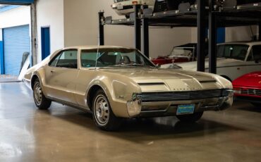 Oldsmobile-Toronado-Deluxe-1966-2-Door-Hardtop-9