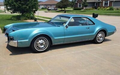 Oldsmobile Toronado deluxe survivor  1966 blue