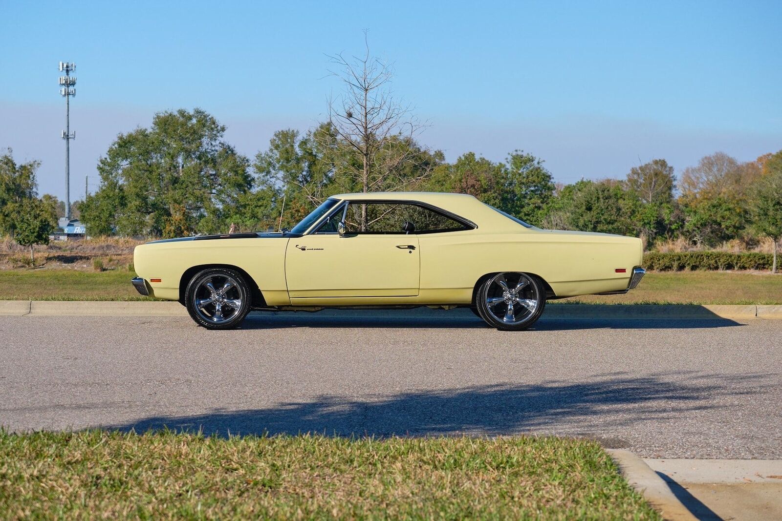 Plymouth-Road-Runner-1969-2-Door-1