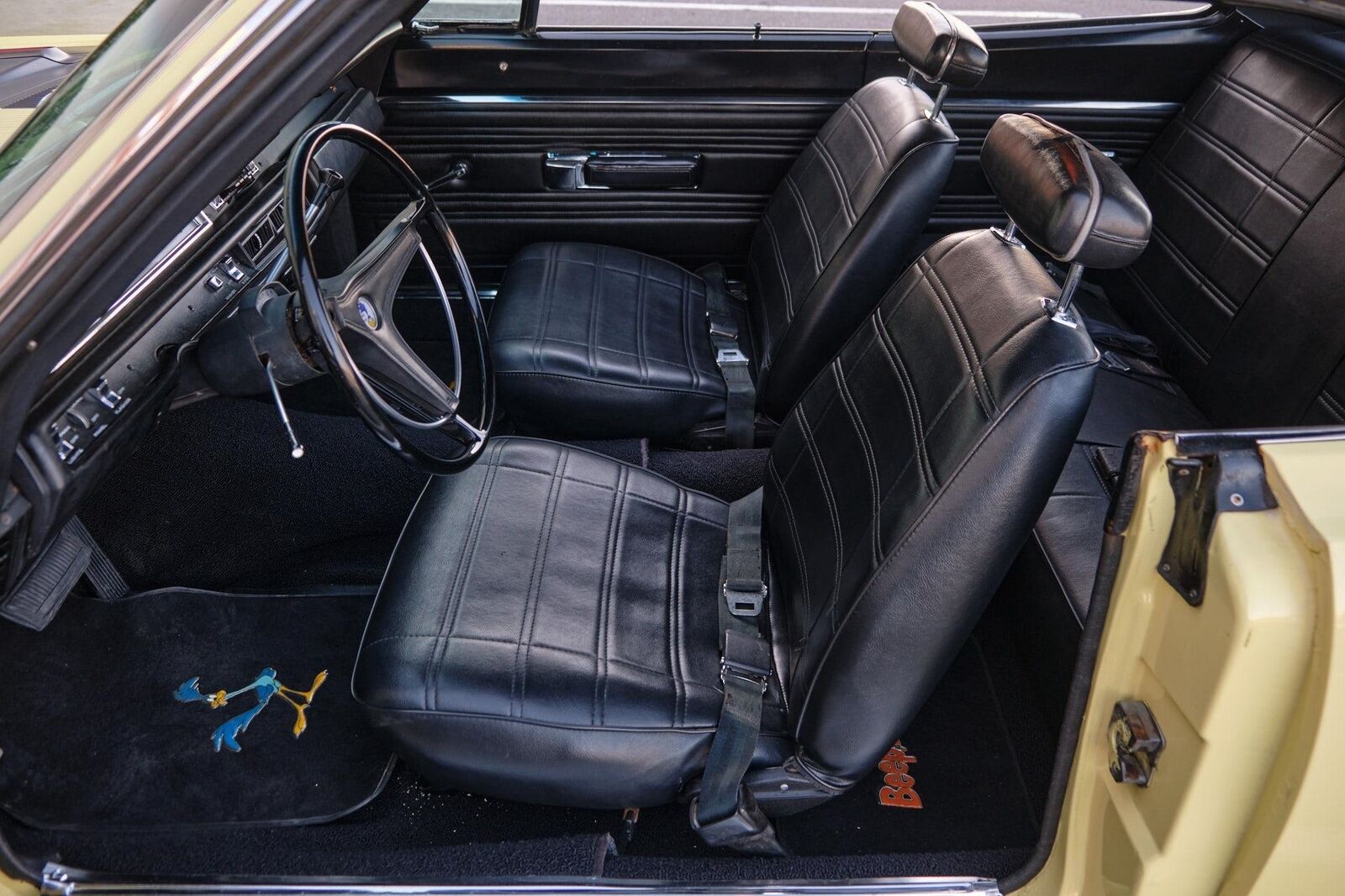 Plymouth-Road-Runner-1969-2-Door-10