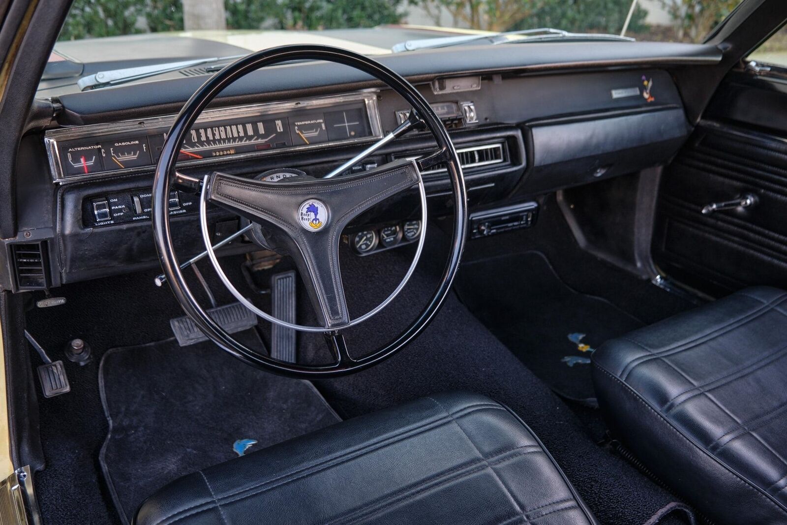 Plymouth-Road-Runner-1969-2-Door-11