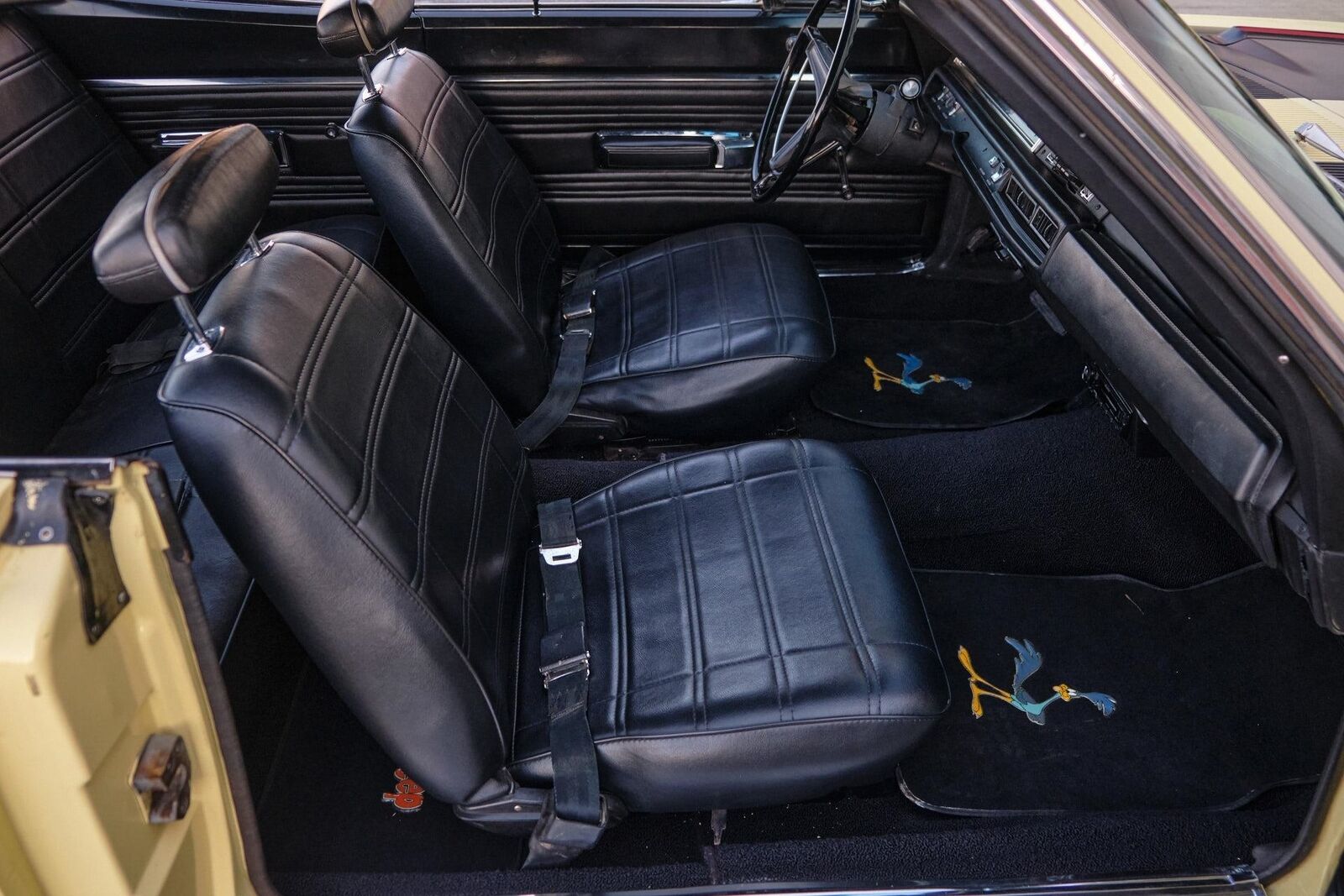 Plymouth-Road-Runner-1969-2-Door-13