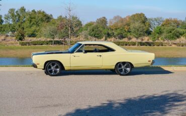 Plymouth-Road-Runner-1969-2-Door-22