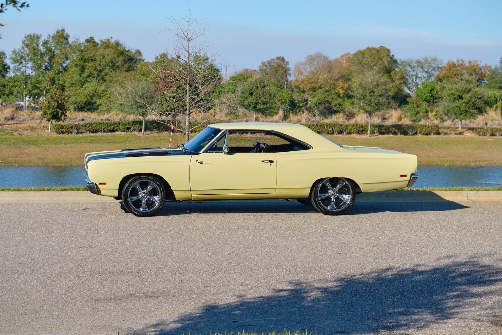 Plymouth-Road-Runner-1969-2-Door-22