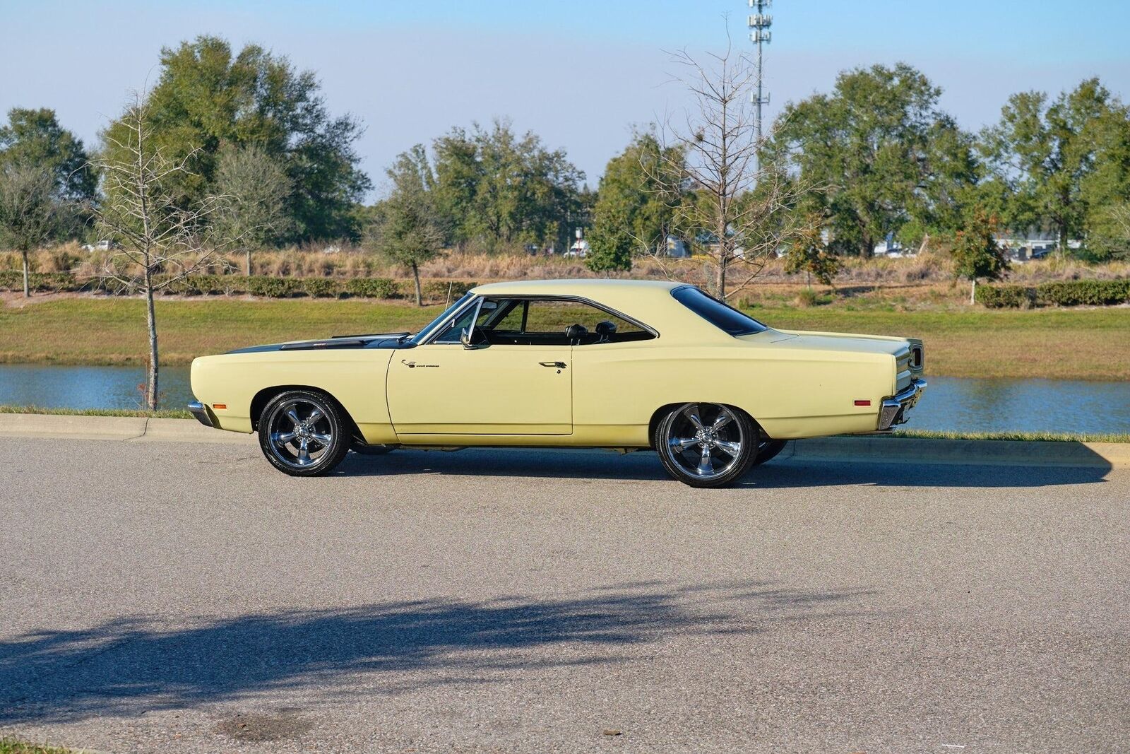 Plymouth-Road-Runner-1969-2-Door-23