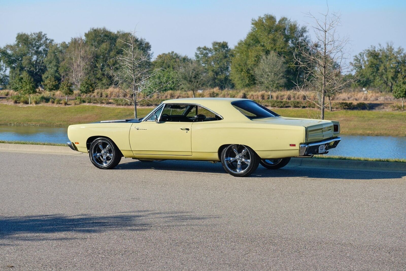 Plymouth-Road-Runner-1969-2-Door-24