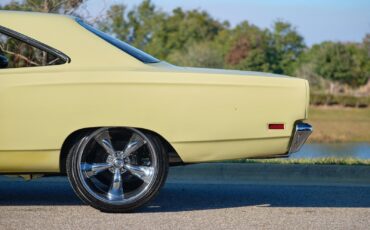Plymouth-Road-Runner-1969-2-Door-26