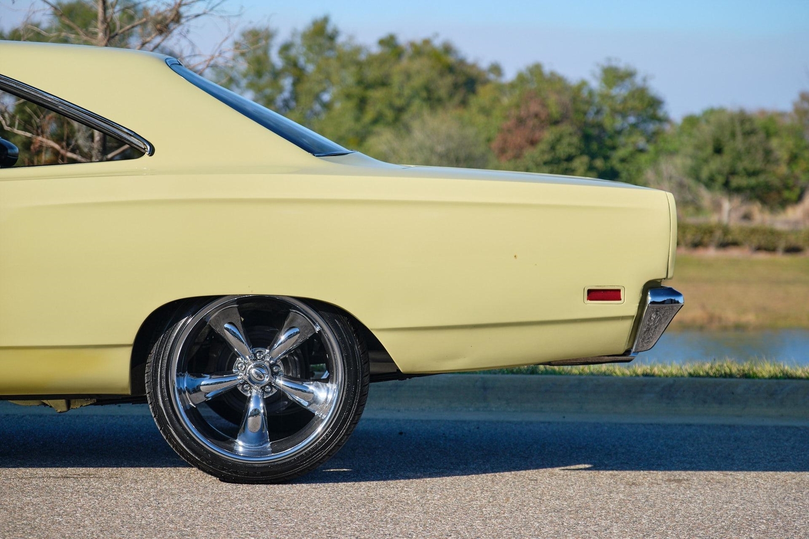 Plymouth-Road-Runner-1969-2-Door-26