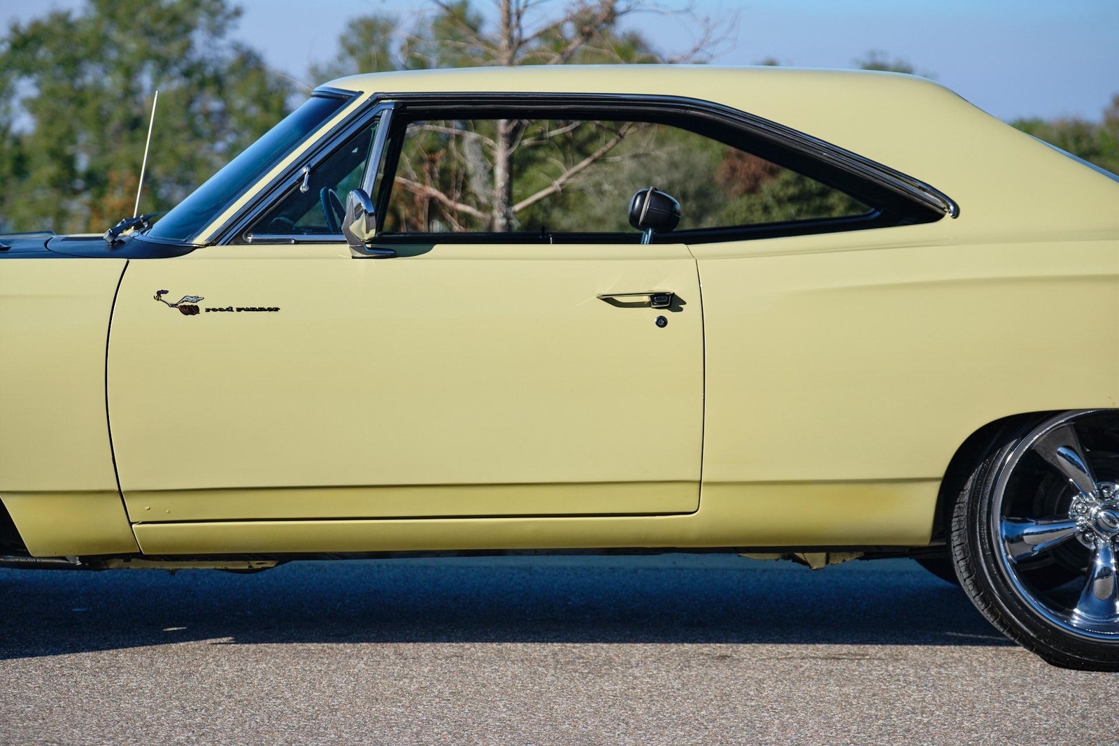 Plymouth-Road-Runner-1969-2-Door-27
