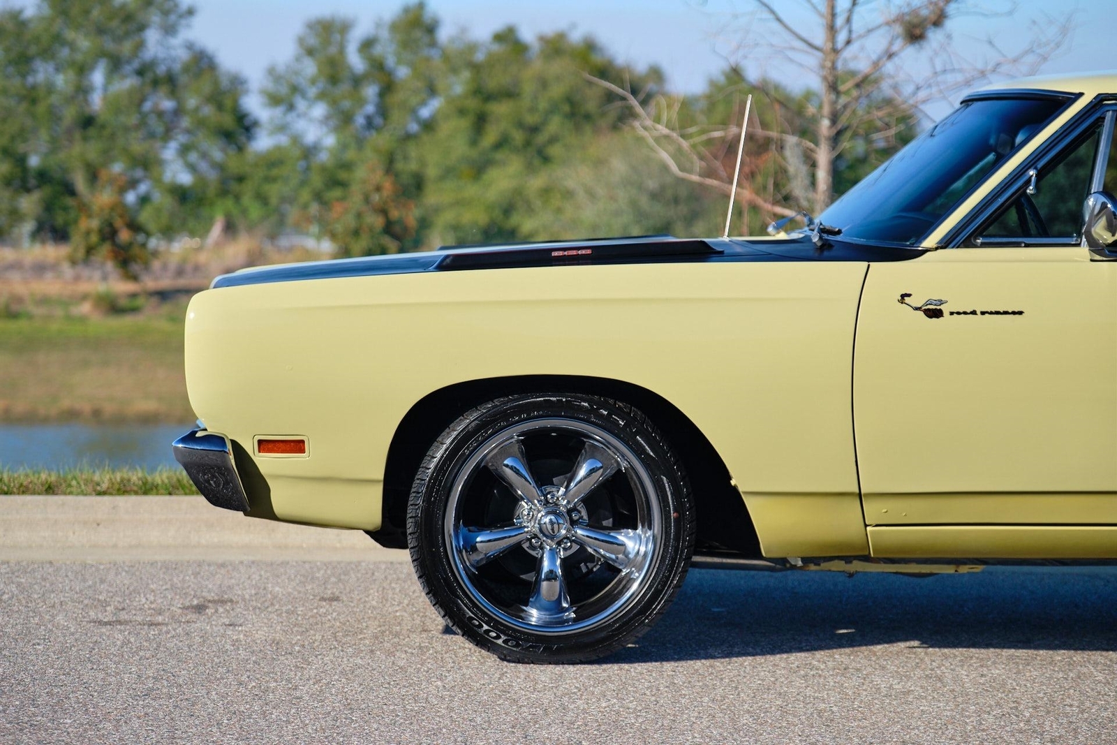 Plymouth-Road-Runner-1969-2-Door-28