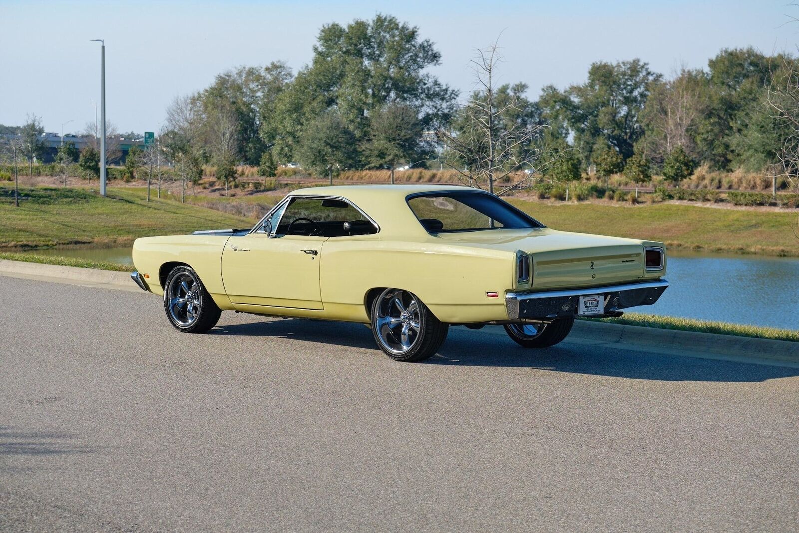 Plymouth-Road-Runner-1969-2-Door-3