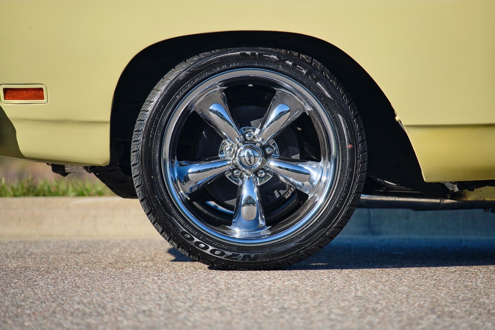 Plymouth-Road-Runner-1969-2-Door-33