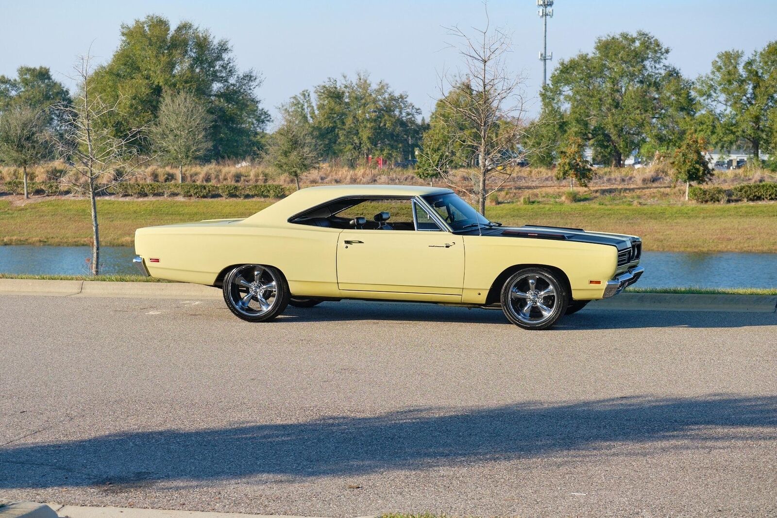 Plymouth-Road-Runner-1969-2-Door-38