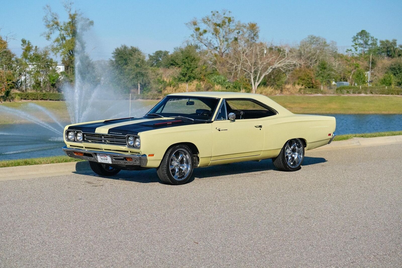 Plymouth-Road-Runner-1969-2-Door