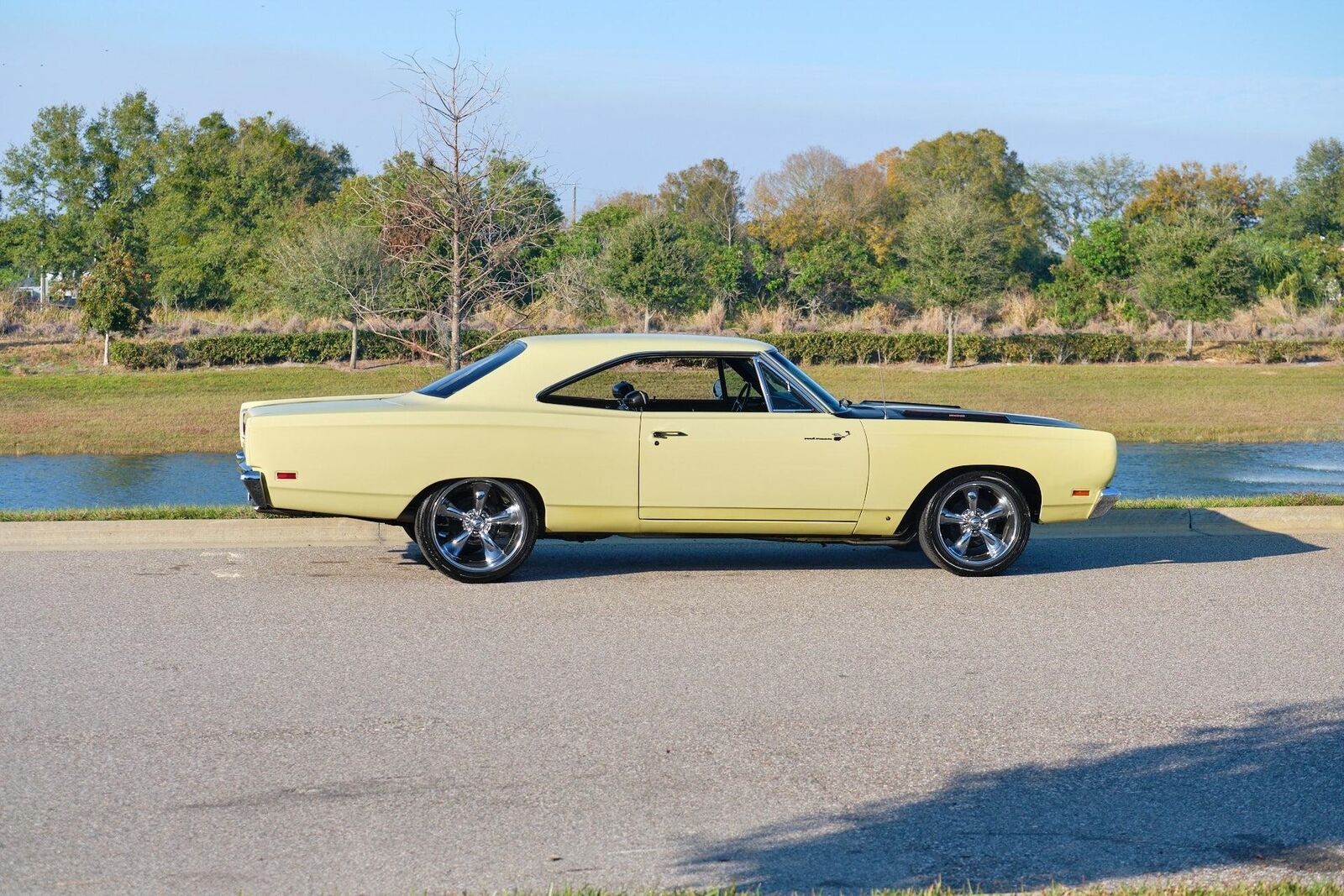 Plymouth-Road-Runner-1969-2-Door-6