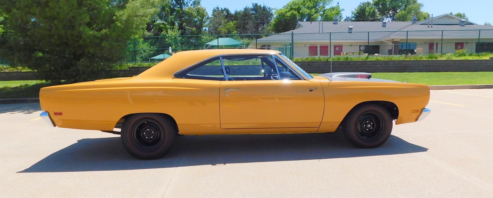 Plymouth-Road-Runner-1969-23