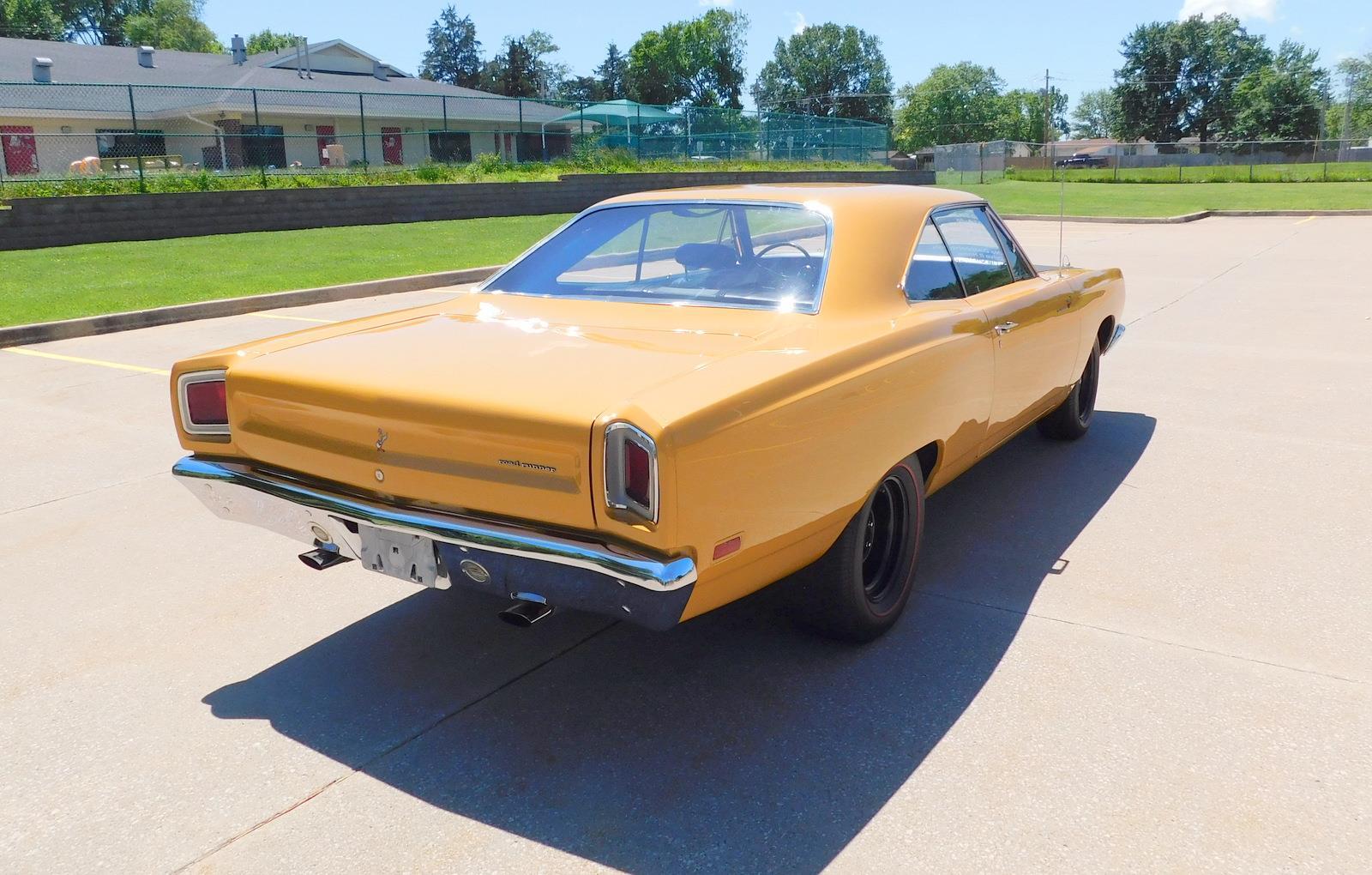 Plymouth-Road-Runner-1969-24