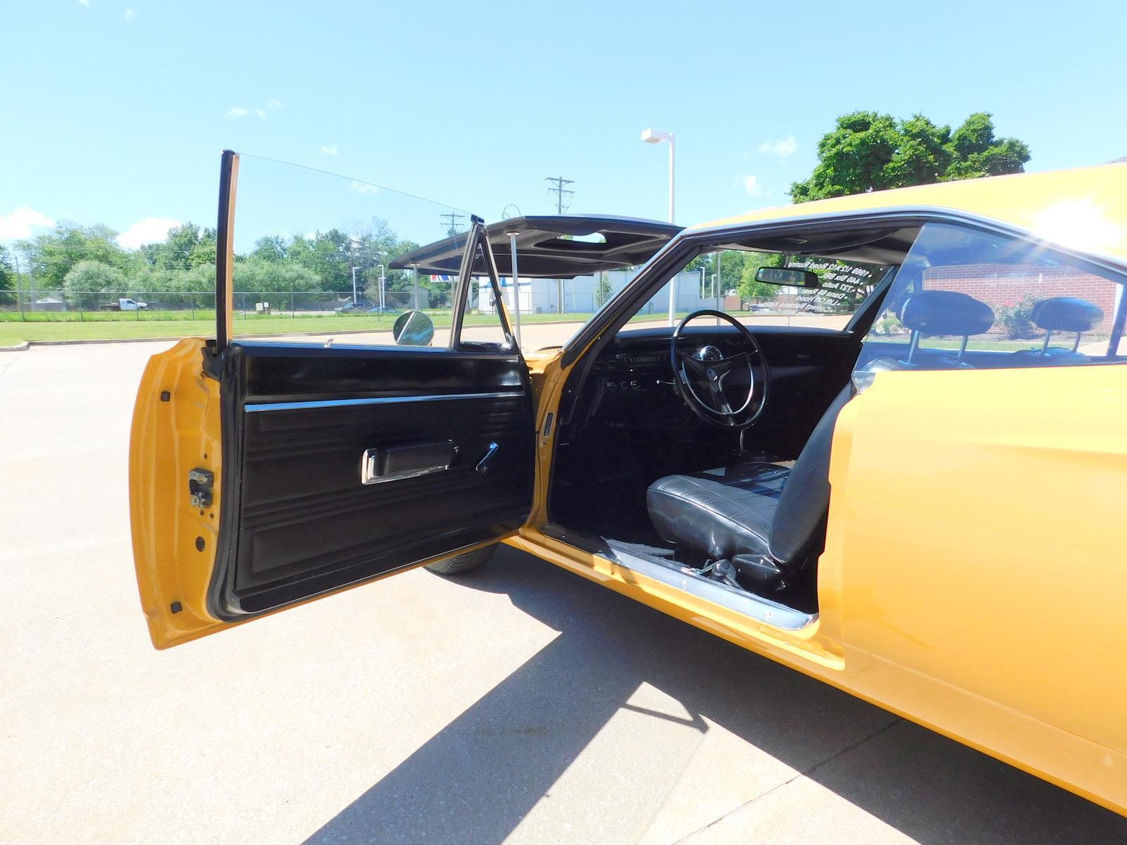 Plymouth-Road-Runner-1969-30