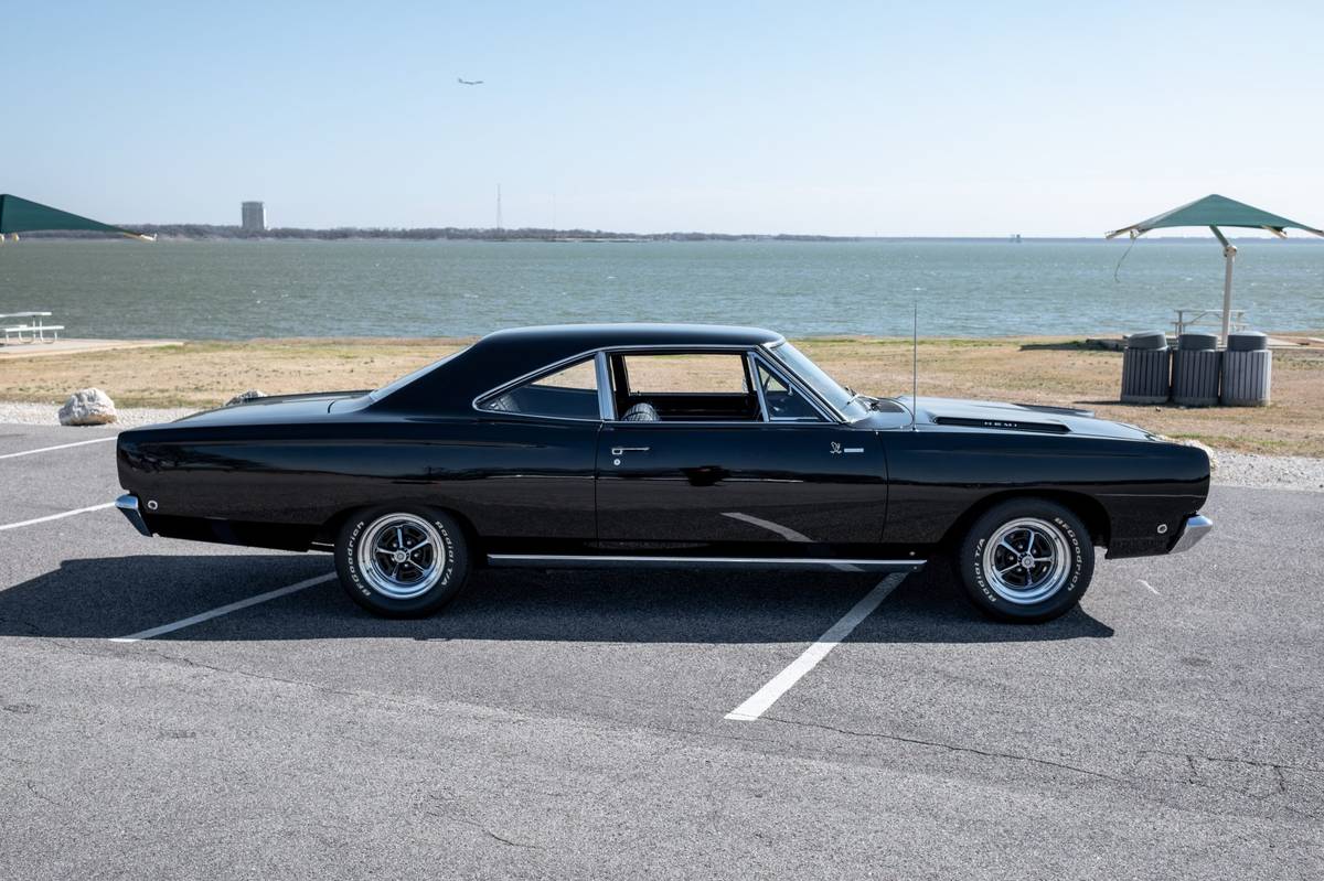 Plymouth-Roadrunner-1968-black-2