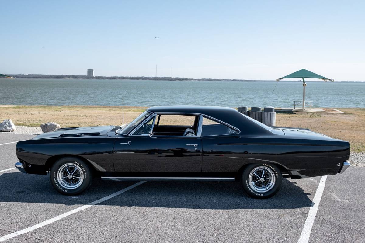 Plymouth-Roadrunner-1968-black-3