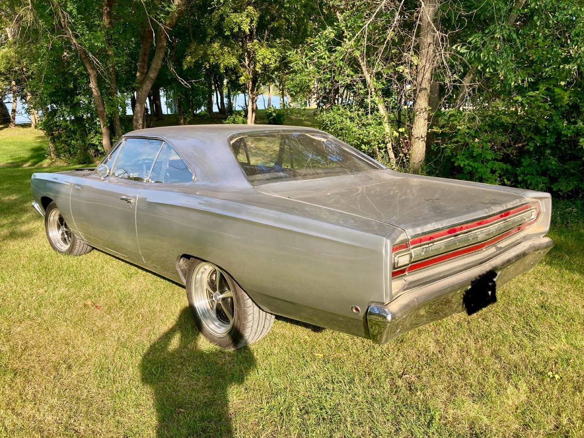 Plymouth-Roadrunner-1968-silver-1