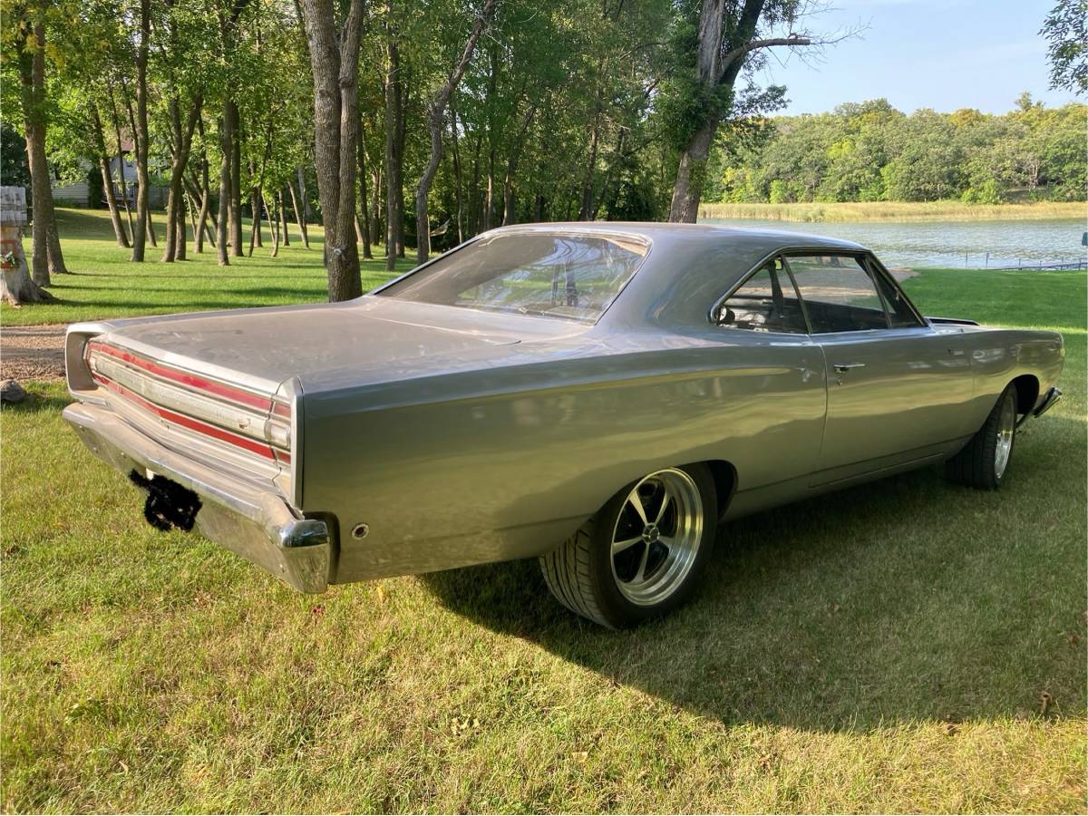Plymouth-Roadrunner-1968-silver-3