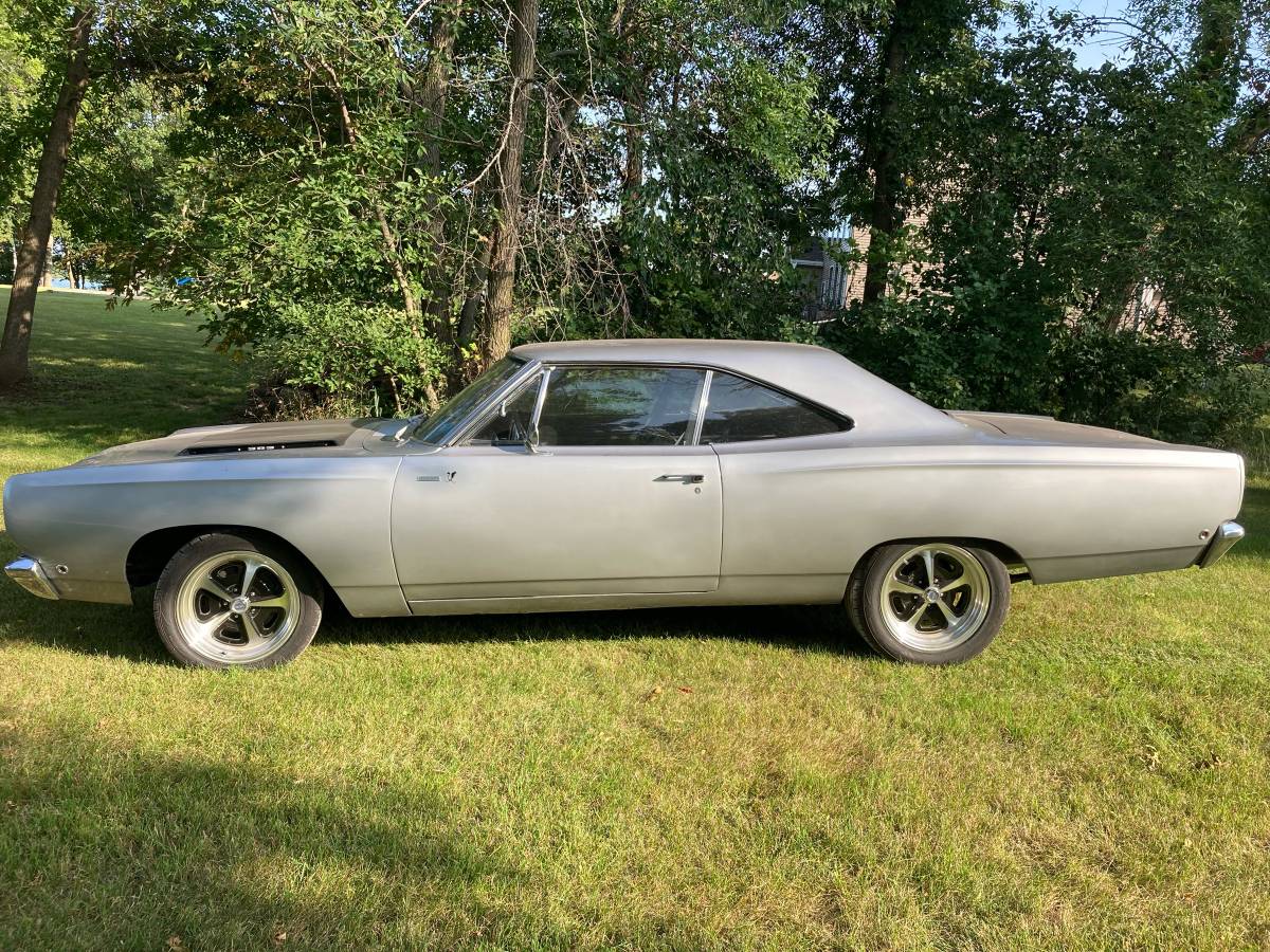 Plymouth-Roadrunner-1968-silver