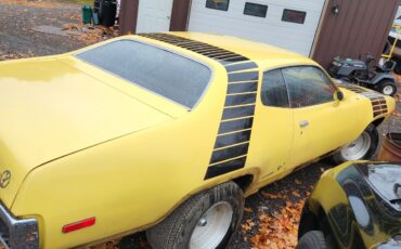 Plymouth-Roadrunner-1972-3