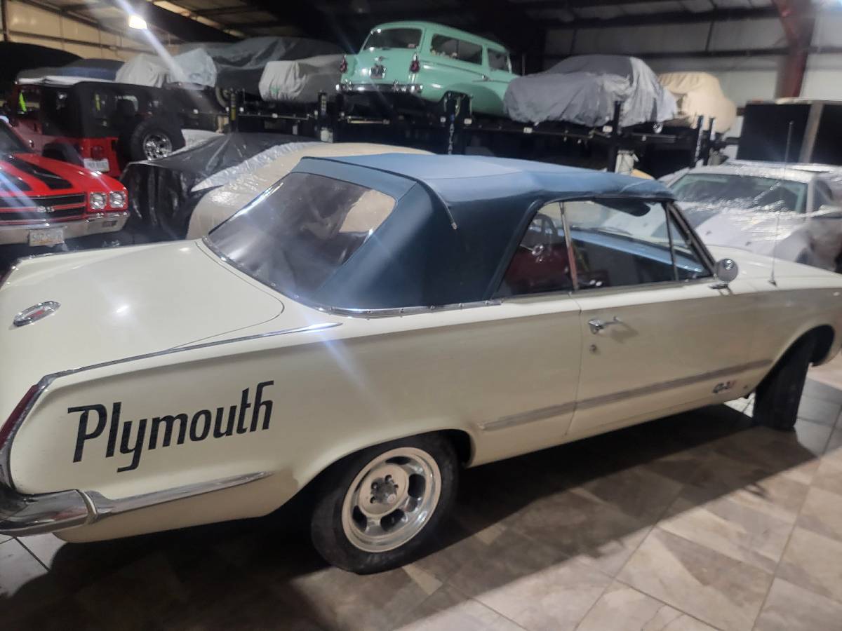 Plymouth Valiant  1964 white
