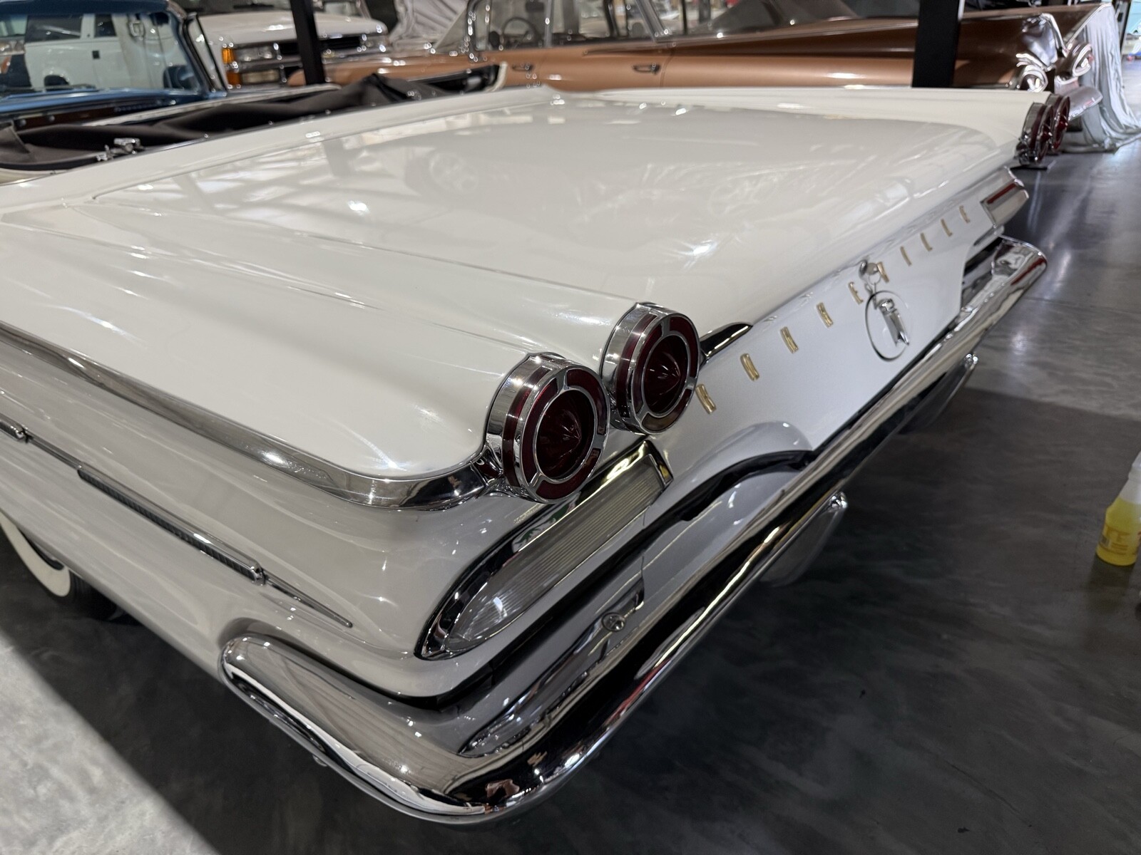 Pontiac-Bonneville-1960-34