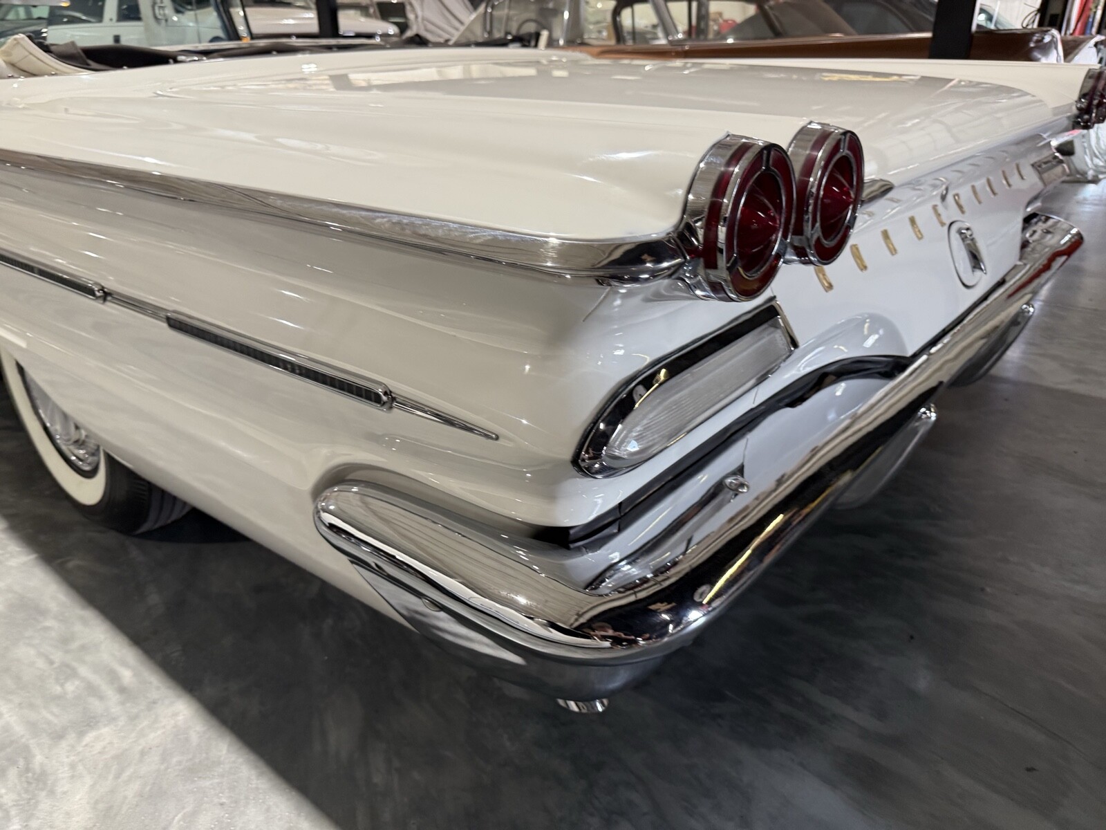 Pontiac-Bonneville-1960-36