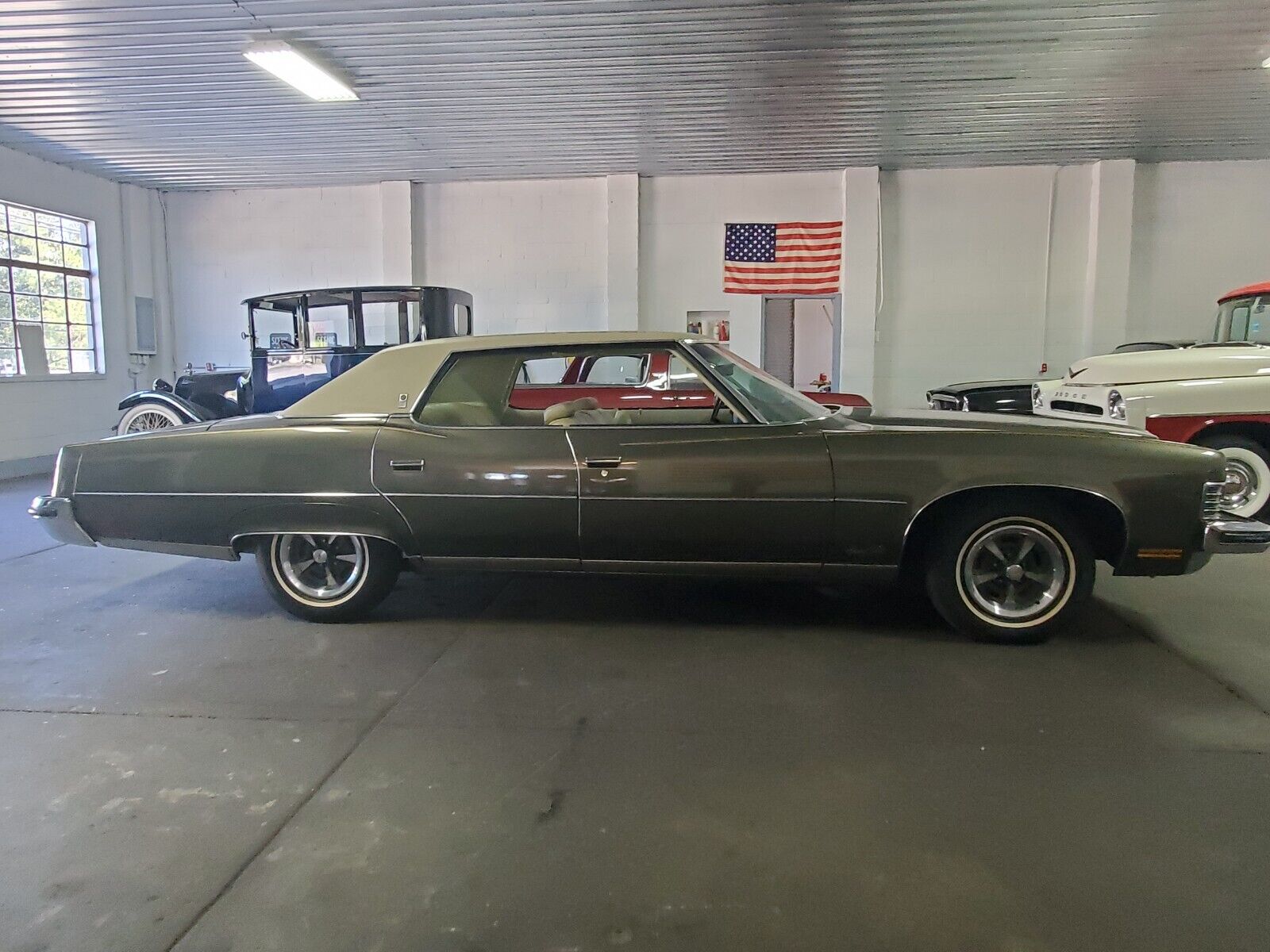 Pontiac-Bonneville-1973-Sedan-1