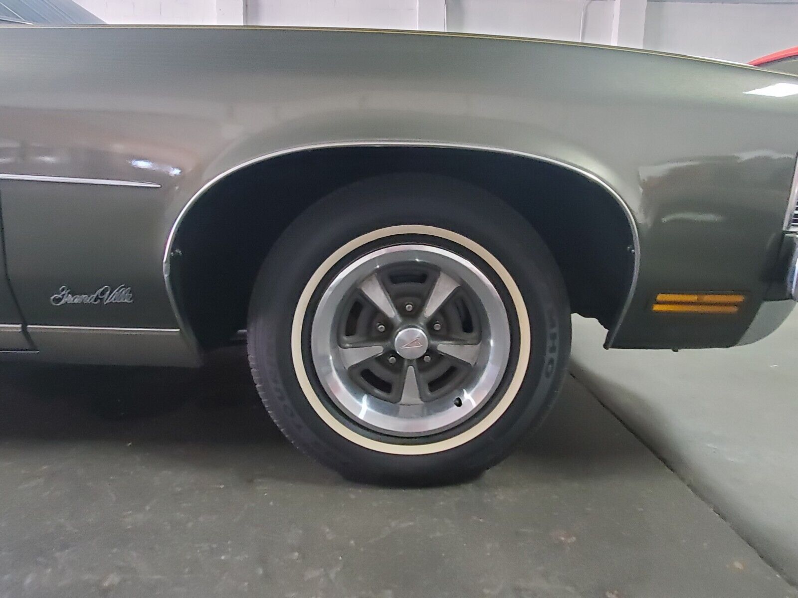 Pontiac-Bonneville-1973-Sedan-10