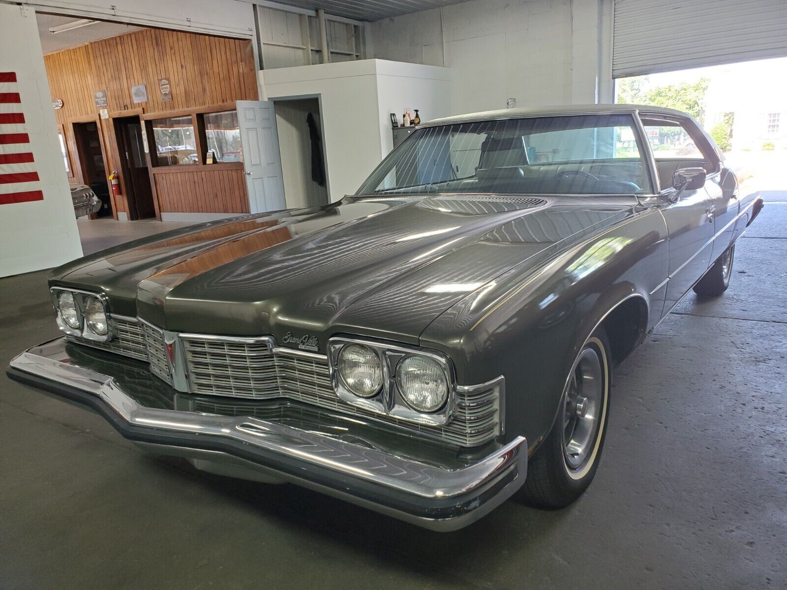 Pontiac-Bonneville-1973-Sedan-11