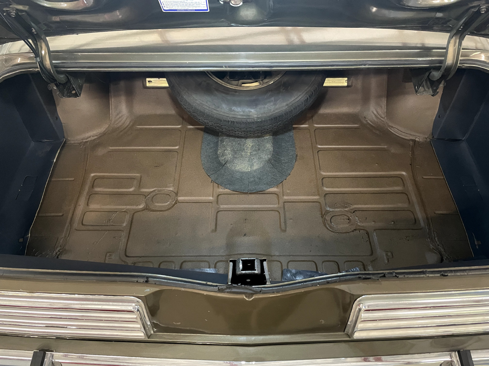 Pontiac-Bonneville-1973-Sedan-18
