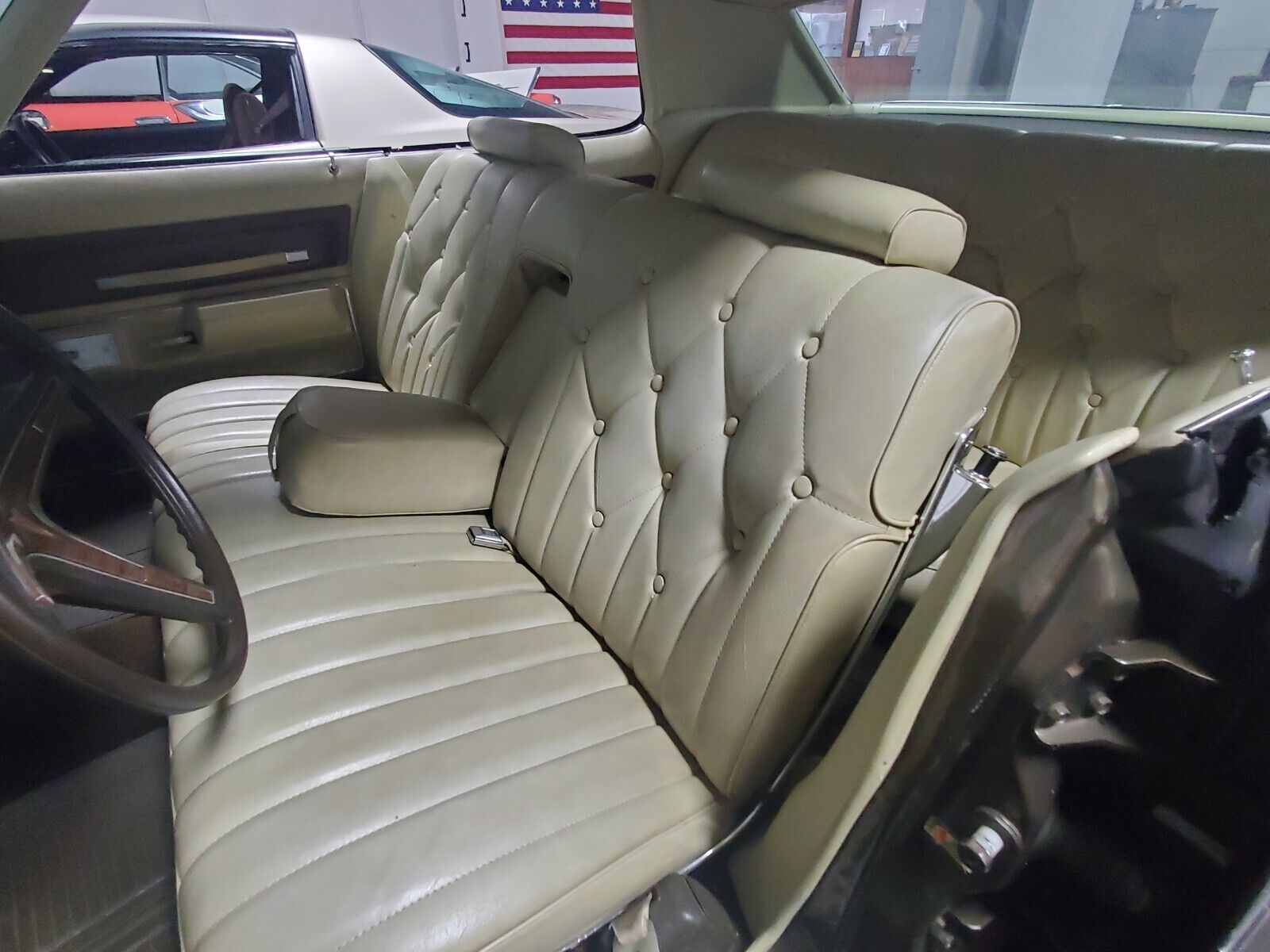 Pontiac-Bonneville-1973-Sedan-21