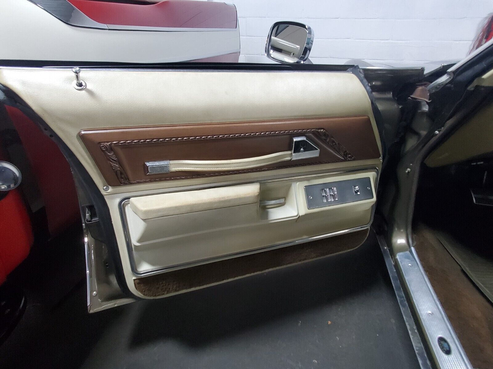 Pontiac-Bonneville-1973-Sedan-23