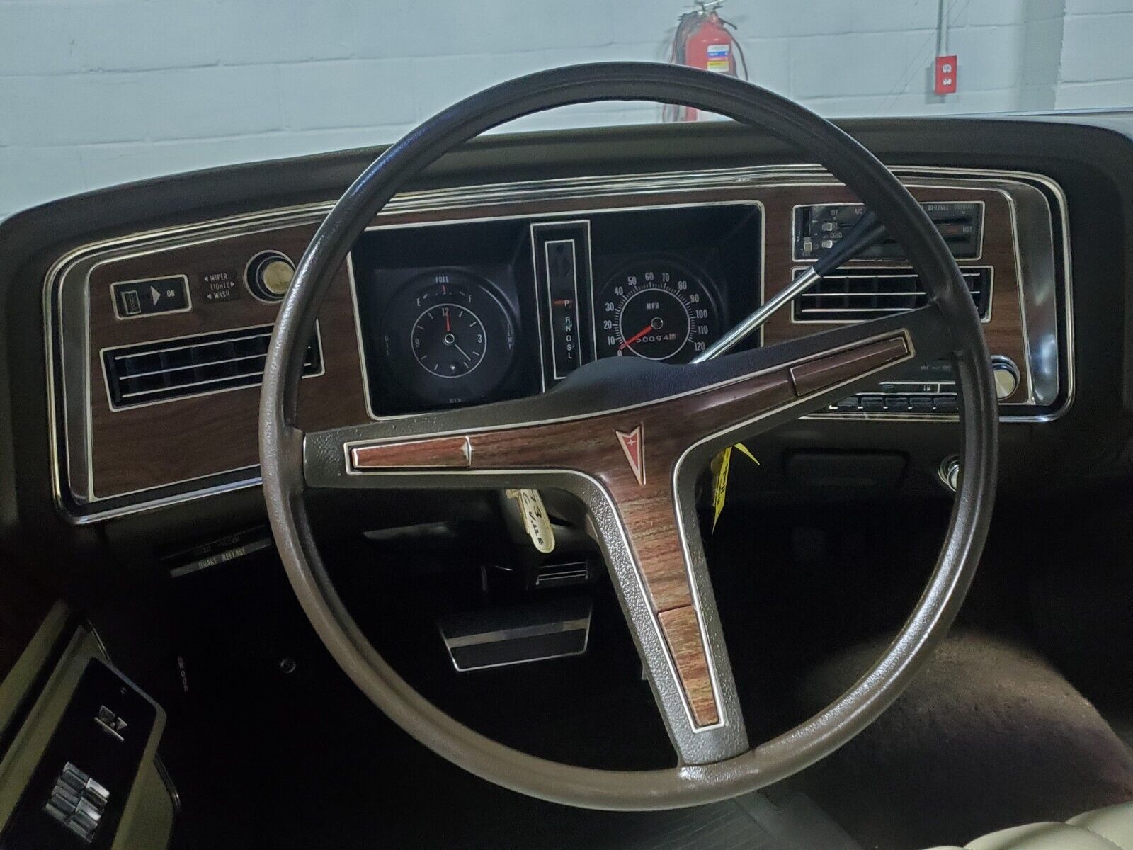 Pontiac-Bonneville-1973-Sedan-24