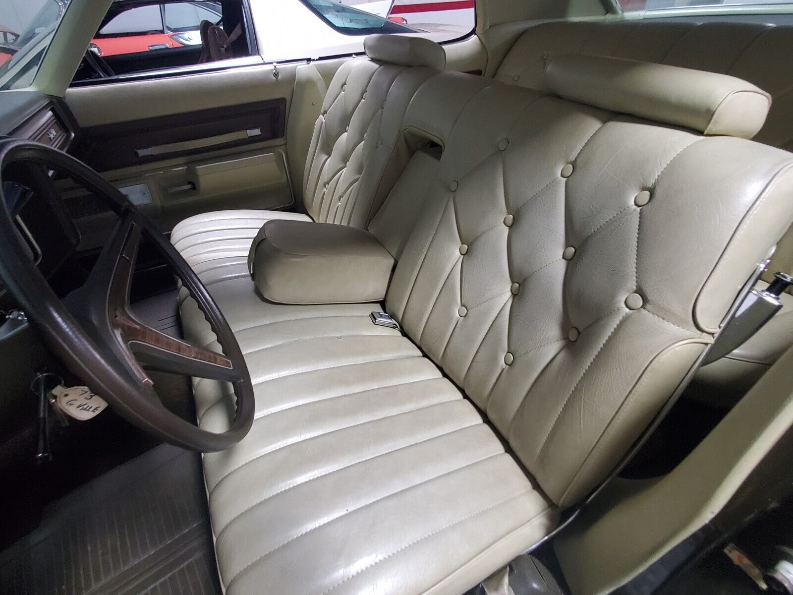 Pontiac-Bonneville-1973-Sedan-25