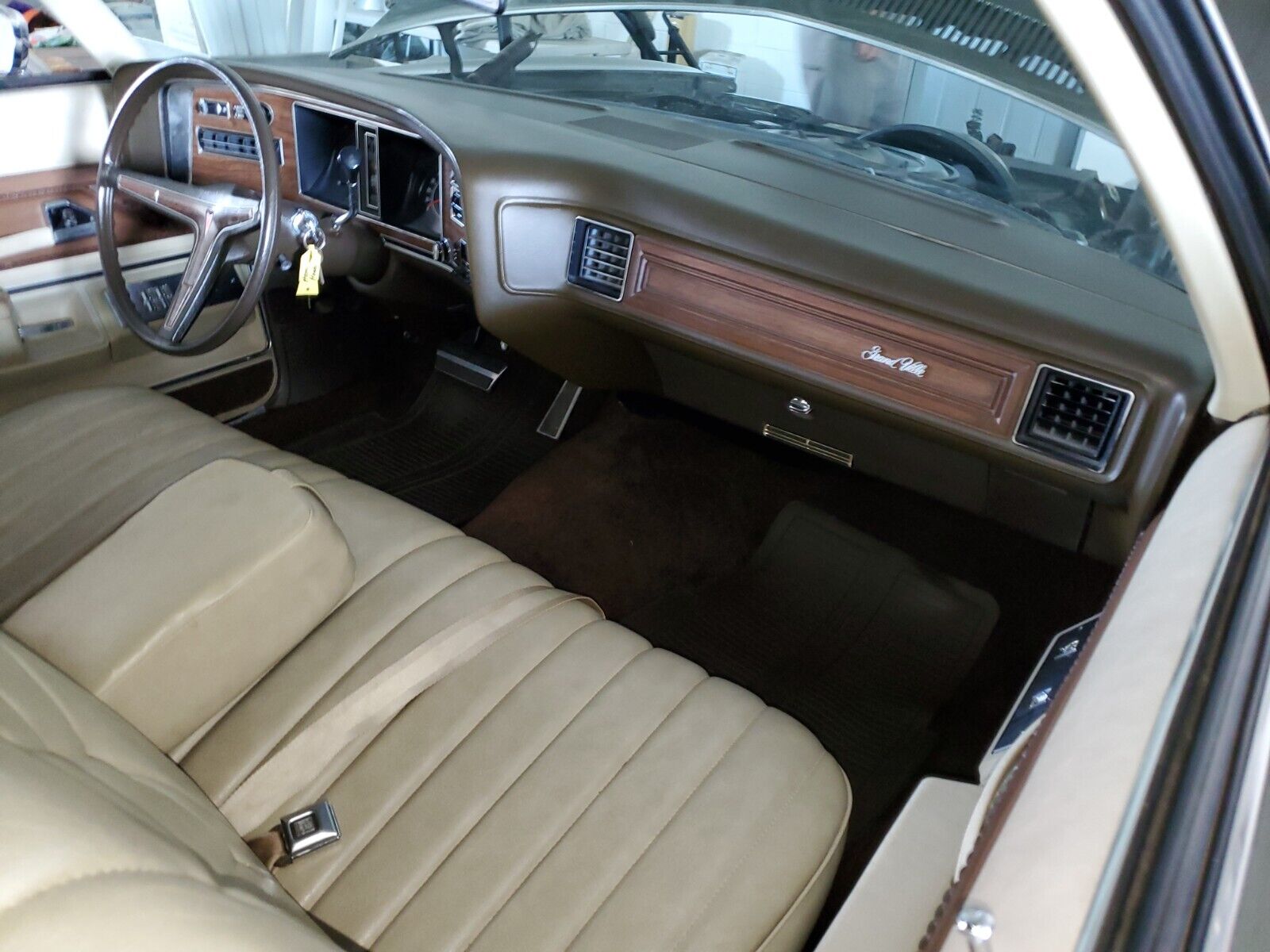 Pontiac-Bonneville-1973-Sedan-26