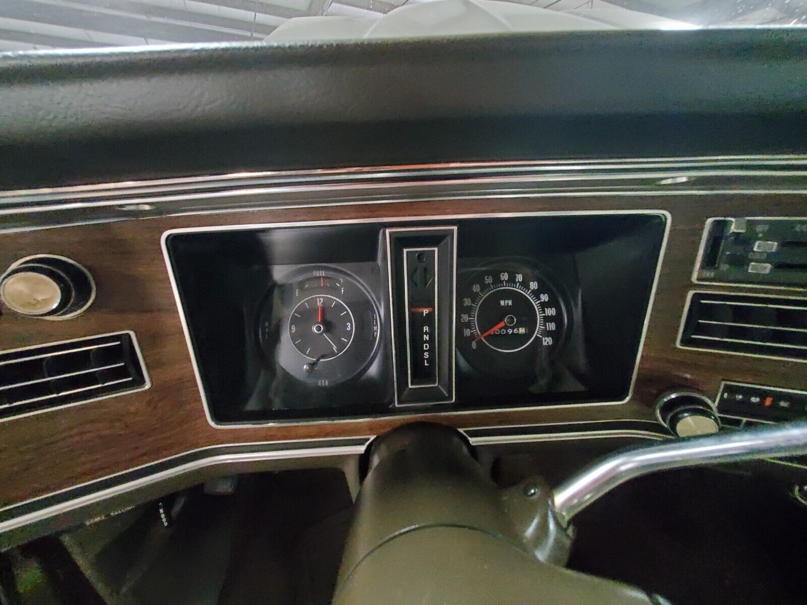Pontiac-Bonneville-1973-Sedan-28
