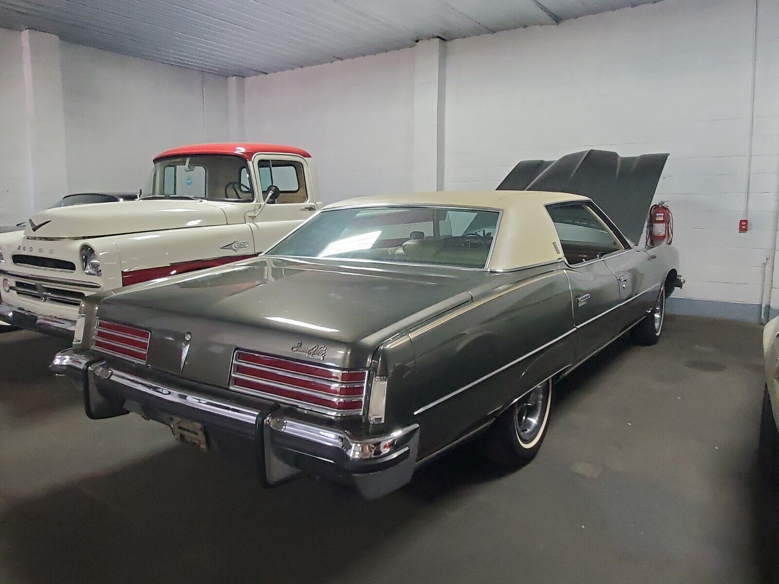 Pontiac-Bonneville-1973-Sedan-3