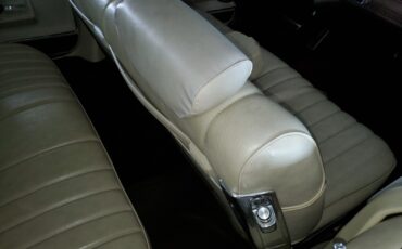 Pontiac-Bonneville-1973-Sedan-32
